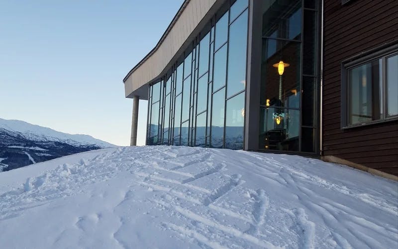Skispor opp til Voss kulturhus
