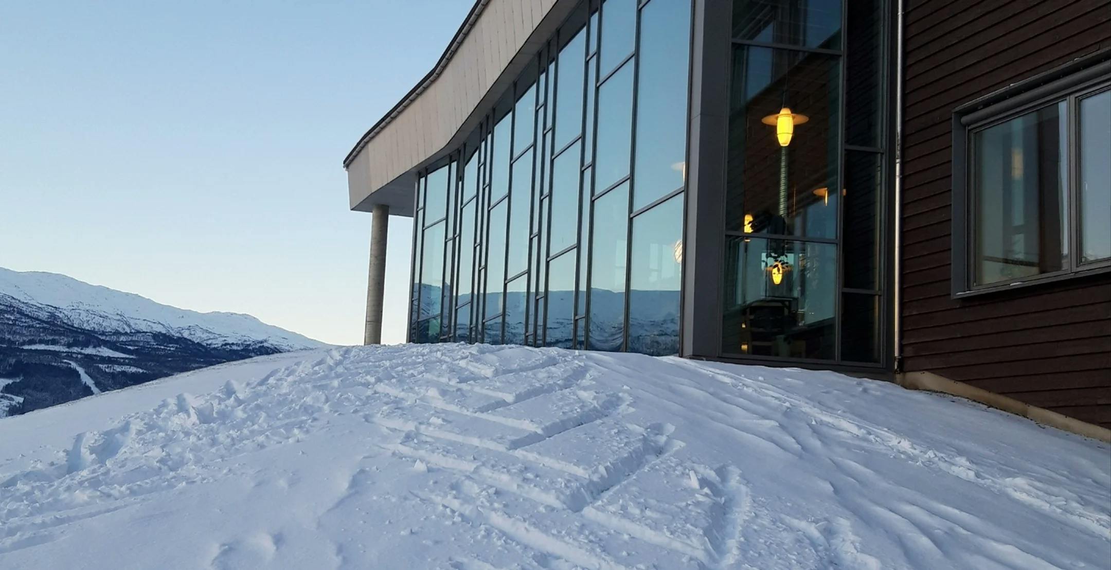 Skispor opp til Voss kulturhus