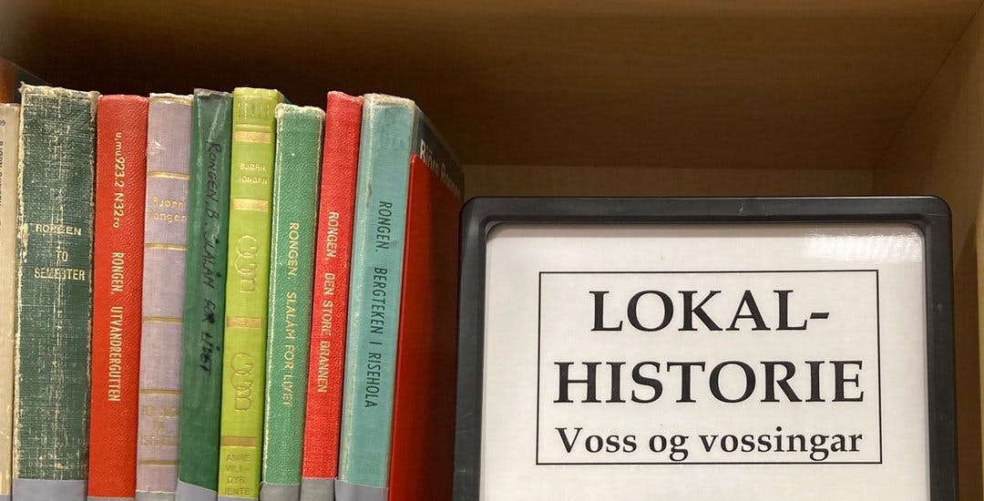 Bøker og skilt frå Lokalhistoriesamlinga 